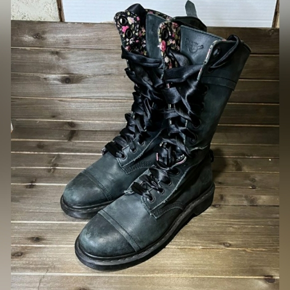 Dr. Martens Shoes - Dr. Martens triumph boots. ***  Rare ***